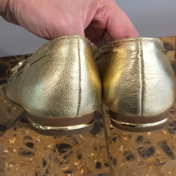 SOLD ❌ Isaac Mizrahi Pointed Gold Shoes - Picture 4 of 5